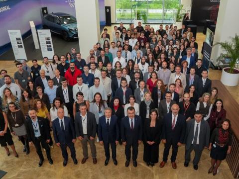 İLATERA Sürdürülebilir Mobilite Zirvesi için toplanan grubun fotoğrafı